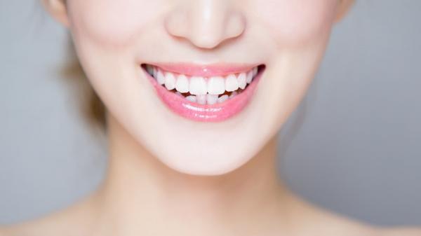 طرق طبيعية متنوعة لتبييض الأسنان